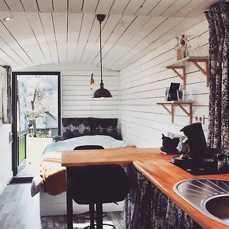 La Roulotte De L'atelier Apartment *